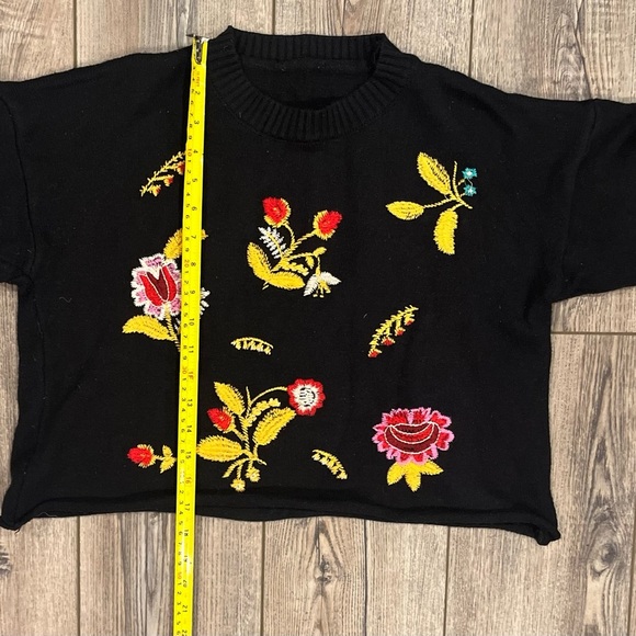 Women’s Floral Embroidered Black Crop Sweater (no tag) approx. size S-M - Picture 5 of 7